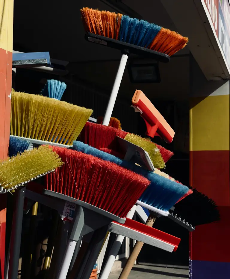 Bunte Reinigungsbürsten für die Gebäudereinigung