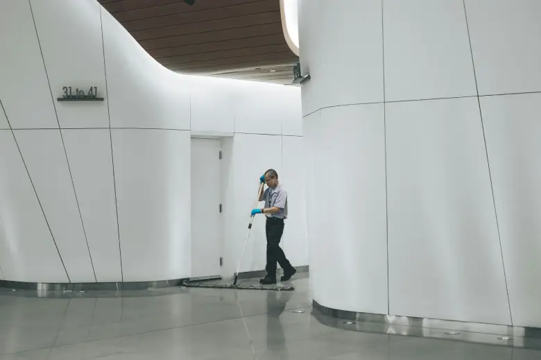 Büroreinigung – Reinigung einer modernen Gebäudefläche