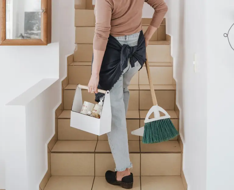 Treppenhausreinigung – Reinigung einer Innentreppe mit Putzutensilien