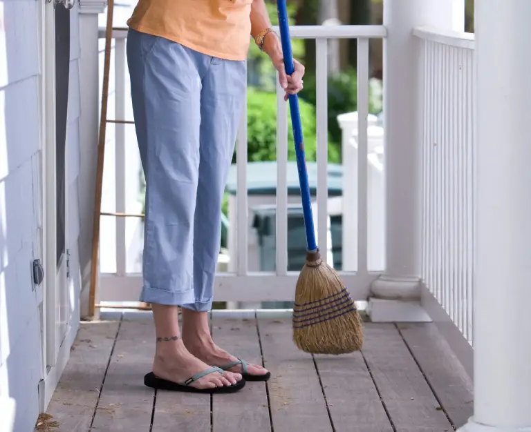Treppenhausreinigung – Fegen von Laub und Schmutz