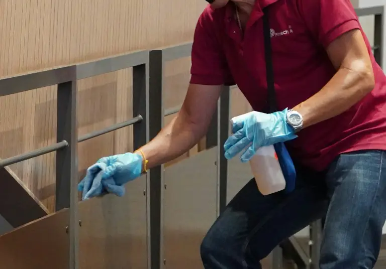 Treppenhausreinigung – Desinfektion von Handläufen