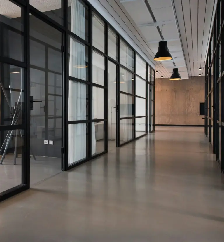 Büroreinigung eines modernen Büroflurs mit Glaswänden