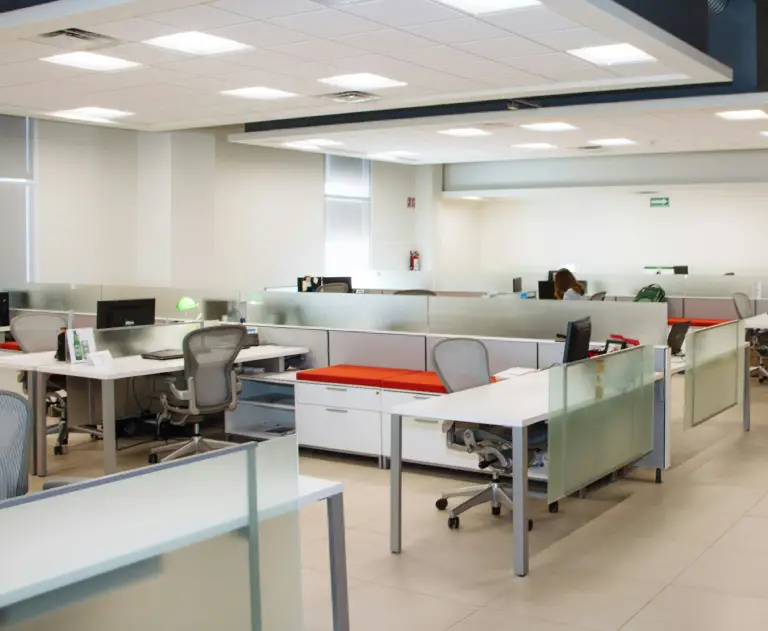 Arbeitsplätze im Büro nach gründlicher Reinigung