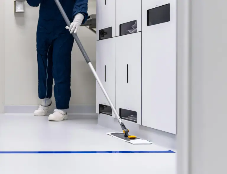 Professionelle Bodenreinigung mit Wischmopp