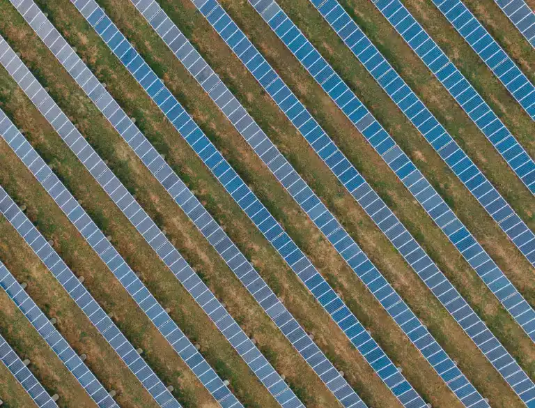 Schräg angeordnete Photovoltaikanlage zur Reinigung