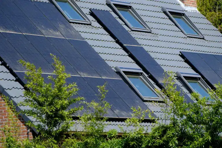 Hausdach mit Photovoltaikanlage zur Reinigung