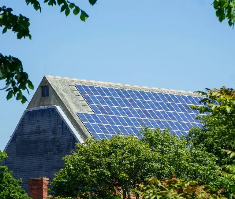 Photovoltaikanlage auf Gebäudedach vor der Reinigung