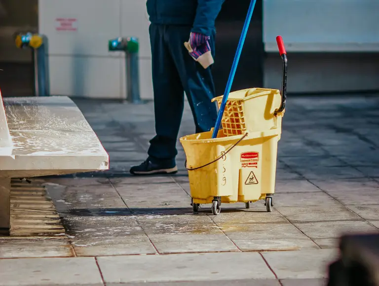 Bodenreinigung mit Wischmopp und Reinigungswagen