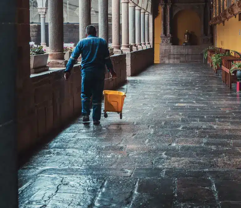 Professionelle Steinreinigung eines historischen Steinbodens