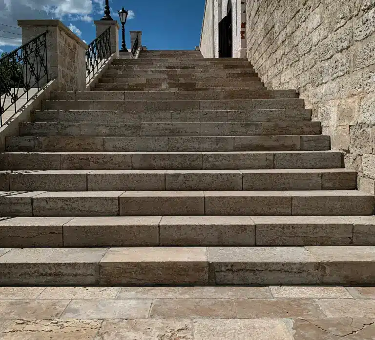 Steinreinigung einer Außentreppe aus Naturstein