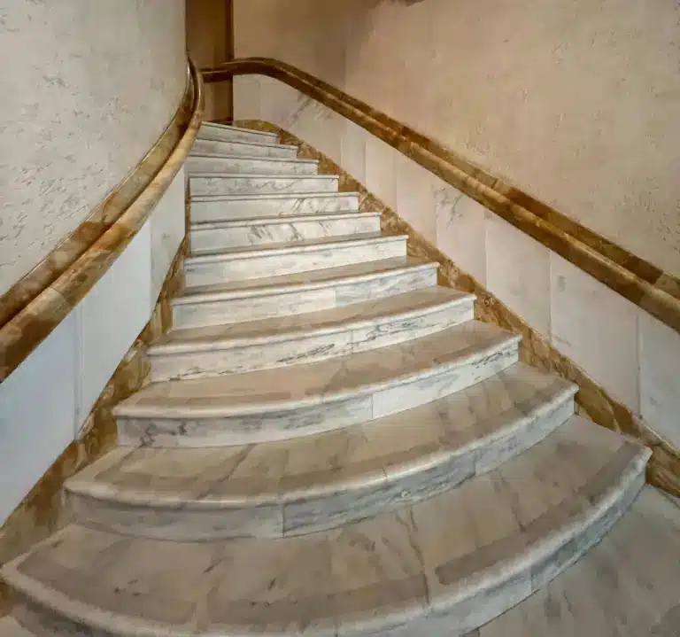 Professionelle Steinreinigung einer Marmortreppe